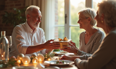 Couple mature échangeant des cadeaux lors d un dîner d anniversaire