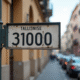 Gros plan sur panneau rue toulouse code postal 31000