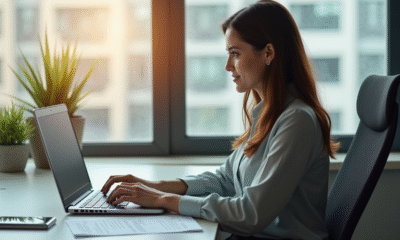 Jeune femme professionnelle utilisant un ordinateur portable lumineux