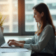 Jeune femme professionnelle utilisant un ordinateur portable lumineux